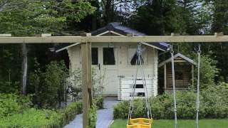 tuinhuis op de achtergrond met graszoden 